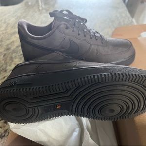 Nike Air Force 1 Premium Velvet Brown
Size 8
Women's Shoes
Style DR9503-200